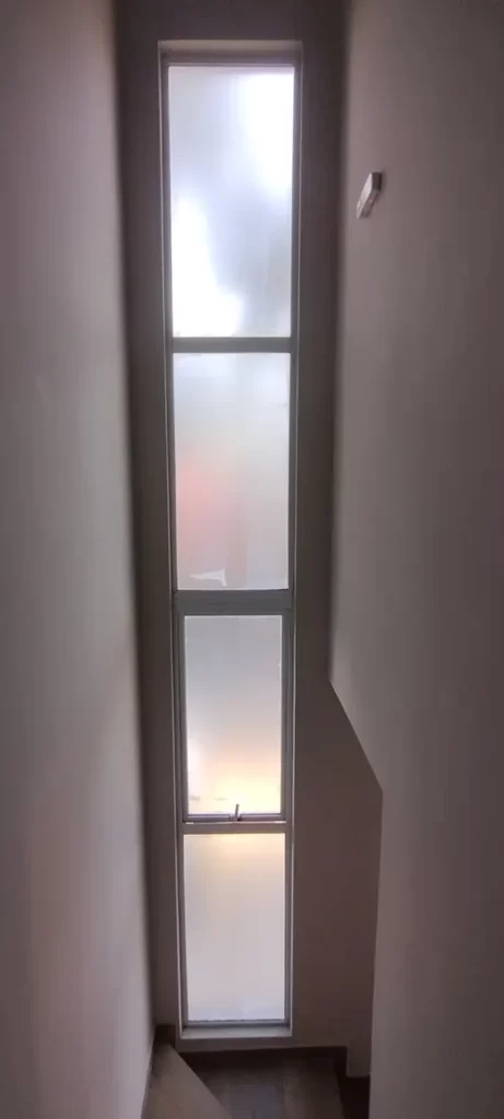 Película Jateada em hall de escada
